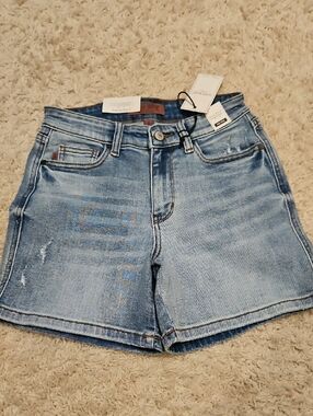 015p  Judy Blue Light Wash Mid-Rise Denim Shorts